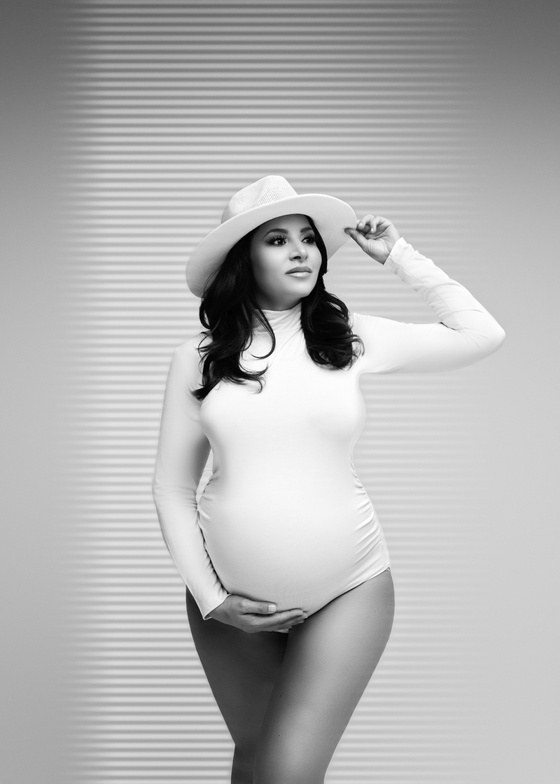 Black and white Maternity photography in Tampa, FL | oohlalaartphotography